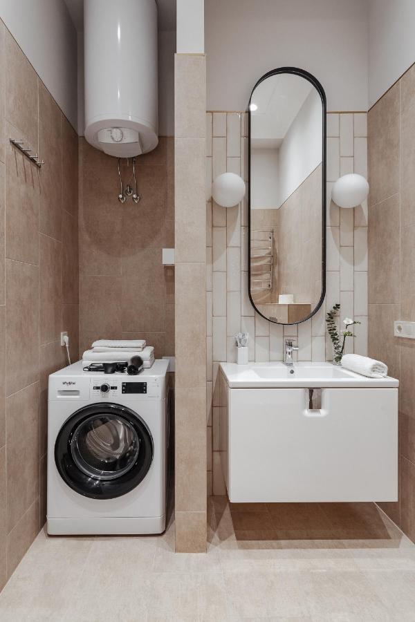 New! Luxury Apartment In The Center Of Odessa Overlooking Deribasovskaya Str. Low Price! Esterno foto