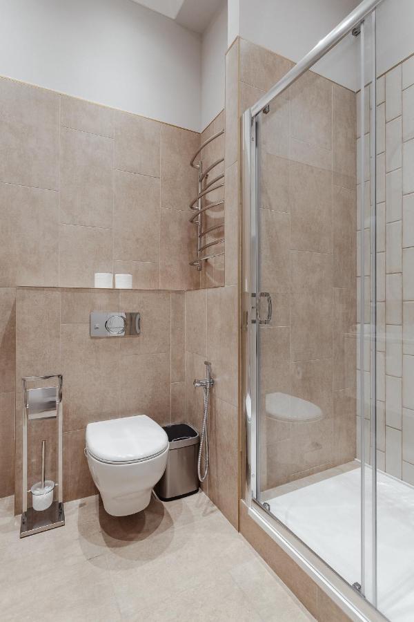 New! Luxury Apartment In The Center Of Odessa Overlooking Deribasovskaya Str. Low Price! Esterno foto