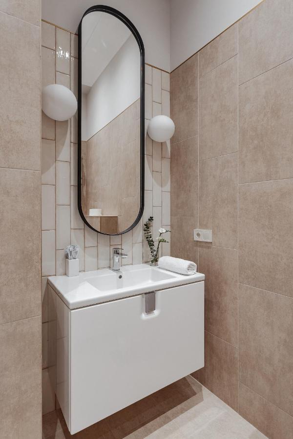 New! Luxury Apartment In The Center Of Odessa Overlooking Deribasovskaya Str. Low Price! Esterno foto