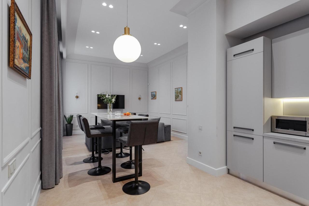 New! Luxury Apartment In The Center Of Odessa Overlooking Deribasovskaya Str. Low Price! Esterno foto