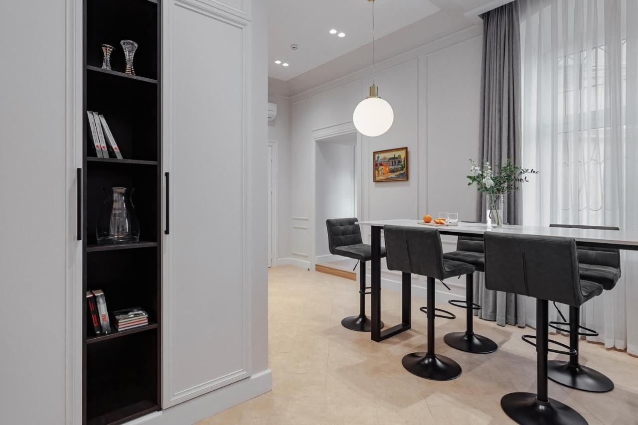 New! Luxury Apartment In The Center Of Odessa Overlooking Deribasovskaya Str. Low Price! Esterno foto