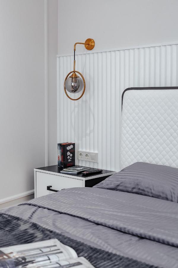 New! Luxury Apartment In The Center Of Odessa Overlooking Deribasovskaya Str. Low Price! Esterno foto