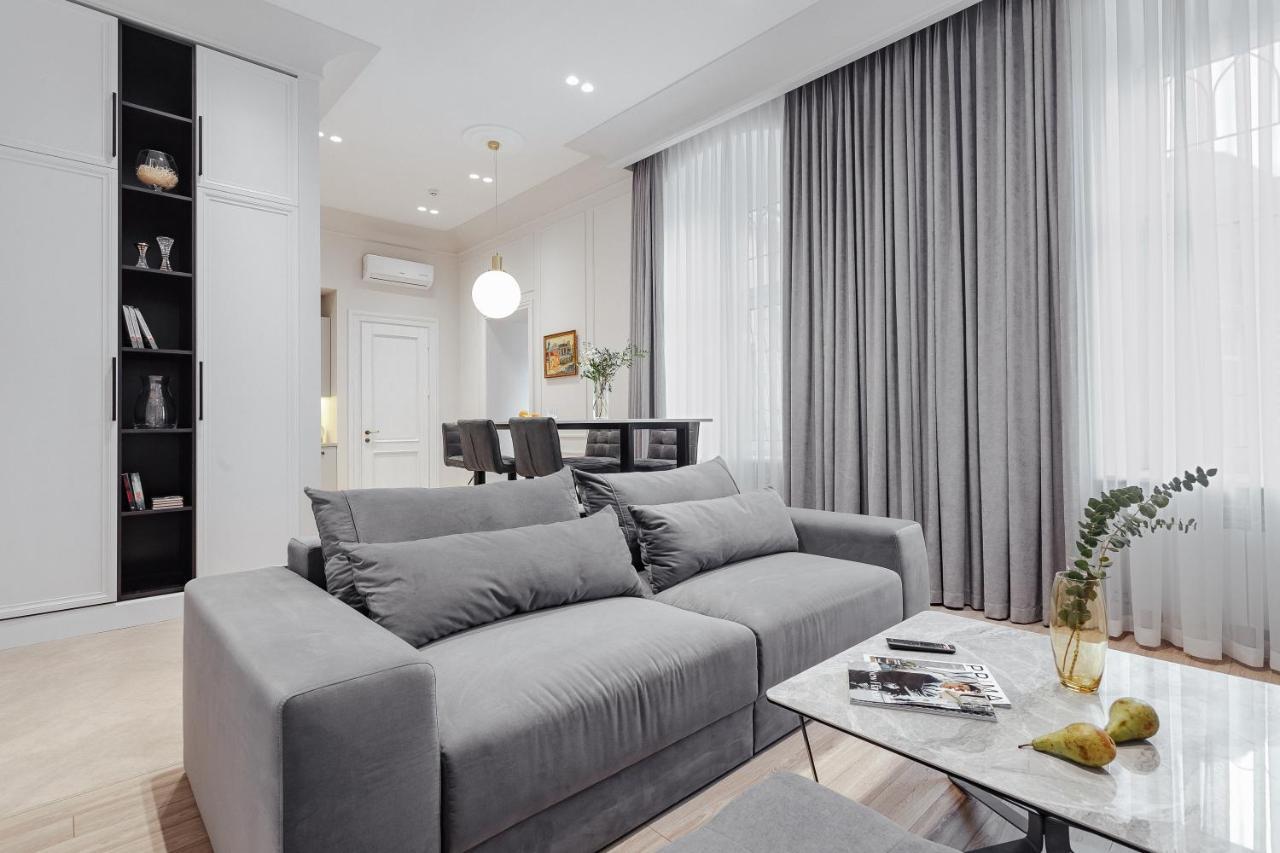 New! Luxury Apartment In The Center Of Odessa Overlooking Deribasovskaya Str. Low Price! Esterno foto