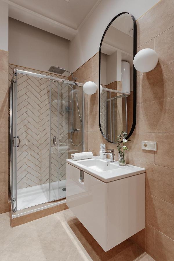 New! Luxury Apartment In The Center Of Odessa Overlooking Deribasovskaya Str. Low Price! Esterno foto