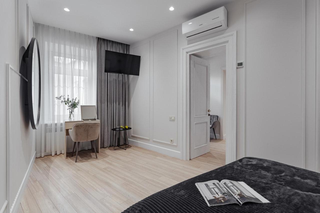 New! Luxury Apartment In The Center Of Odessa Overlooking Deribasovskaya Str. Low Price! Esterno foto