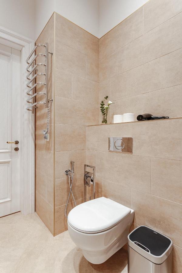 New! Luxury Apartment In The Center Of Odessa Overlooking Deribasovskaya Str. Low Price! Esterno foto